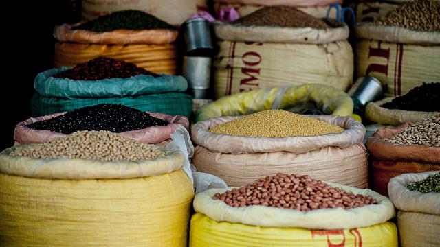 Un mercado con sacos de legumbres en Vietnam.