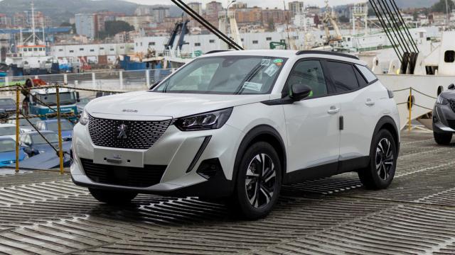 Un Peugeot e-2008 sube al barco en el puerto de Vigo.