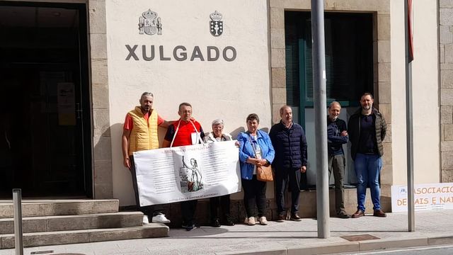 Recogida de firmas para apoyar al padre que protesta por la custodia de sus hijas.