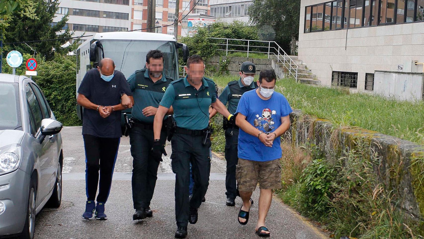 Varios guardias civiles pasan a disposición judicial a varios de los detenidos durante un operativo antidroga.