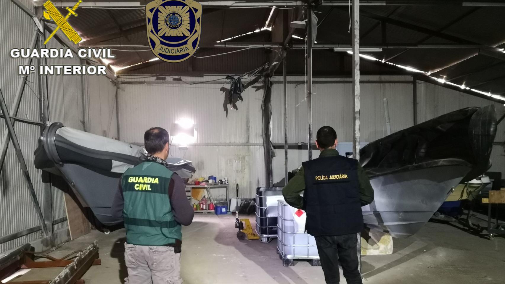 Interior de una nave registrada en el operativo policial dirigido por un juzgado de Vigo contra un entramado dedicado a fabricar ‘narcolanchas’, que se saldó con 59 detenidos y 47 embarcaciones incautadas.