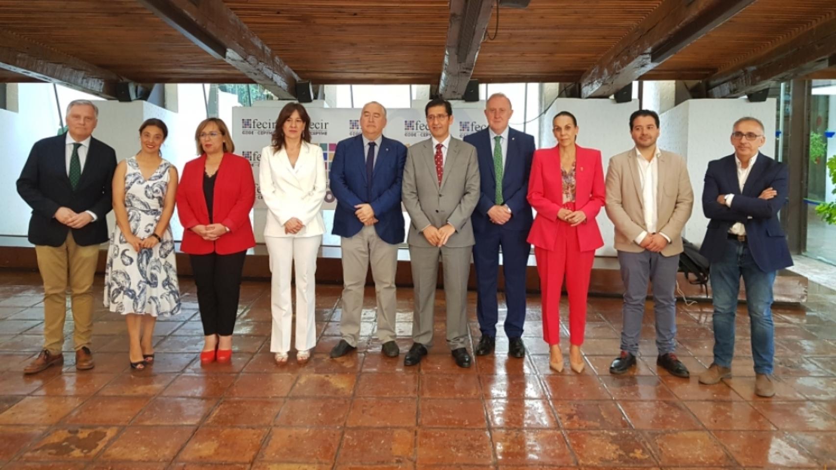 Foto de familia en la clausura de la Asamblea de FECIR.