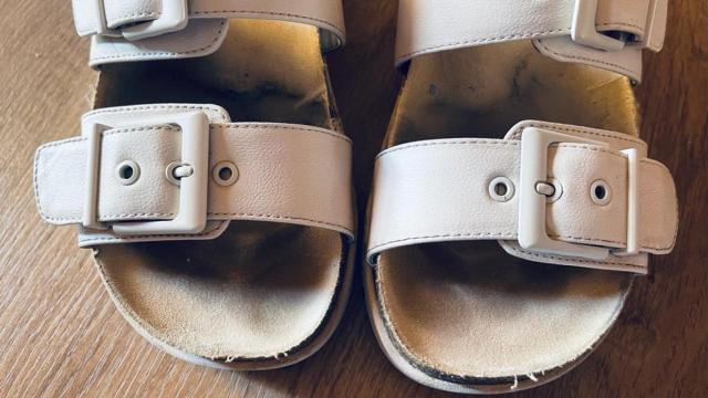 Truco con el que conseguirás eliminar la marca de los dedos en tus sandalias.