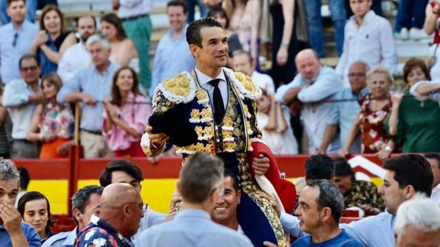 José Mari Manzanares a hombros en su plaza de Alicante.