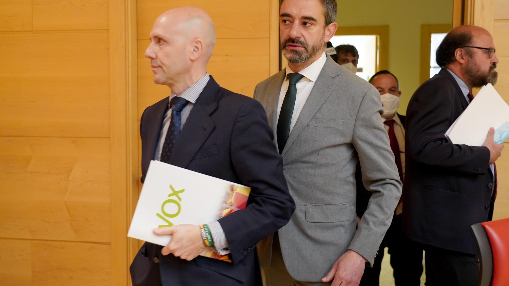 David Hierro y Carlos Menéndez (Vox) a su llegada a la reunión de la Junta de Portavoces de las Cortes