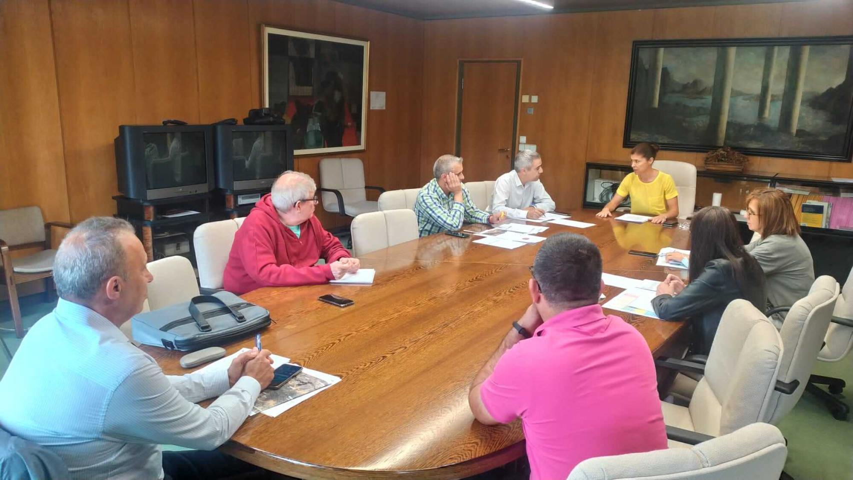 La delegada de la Junta, Clara Sa Damián, durante la reunión sobre la oficina