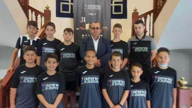El diputado de Agricultura y Ganadería, Ángel Sánchez, recibe a los integrantes del equipo juvenil del CD River Zamora Futbol