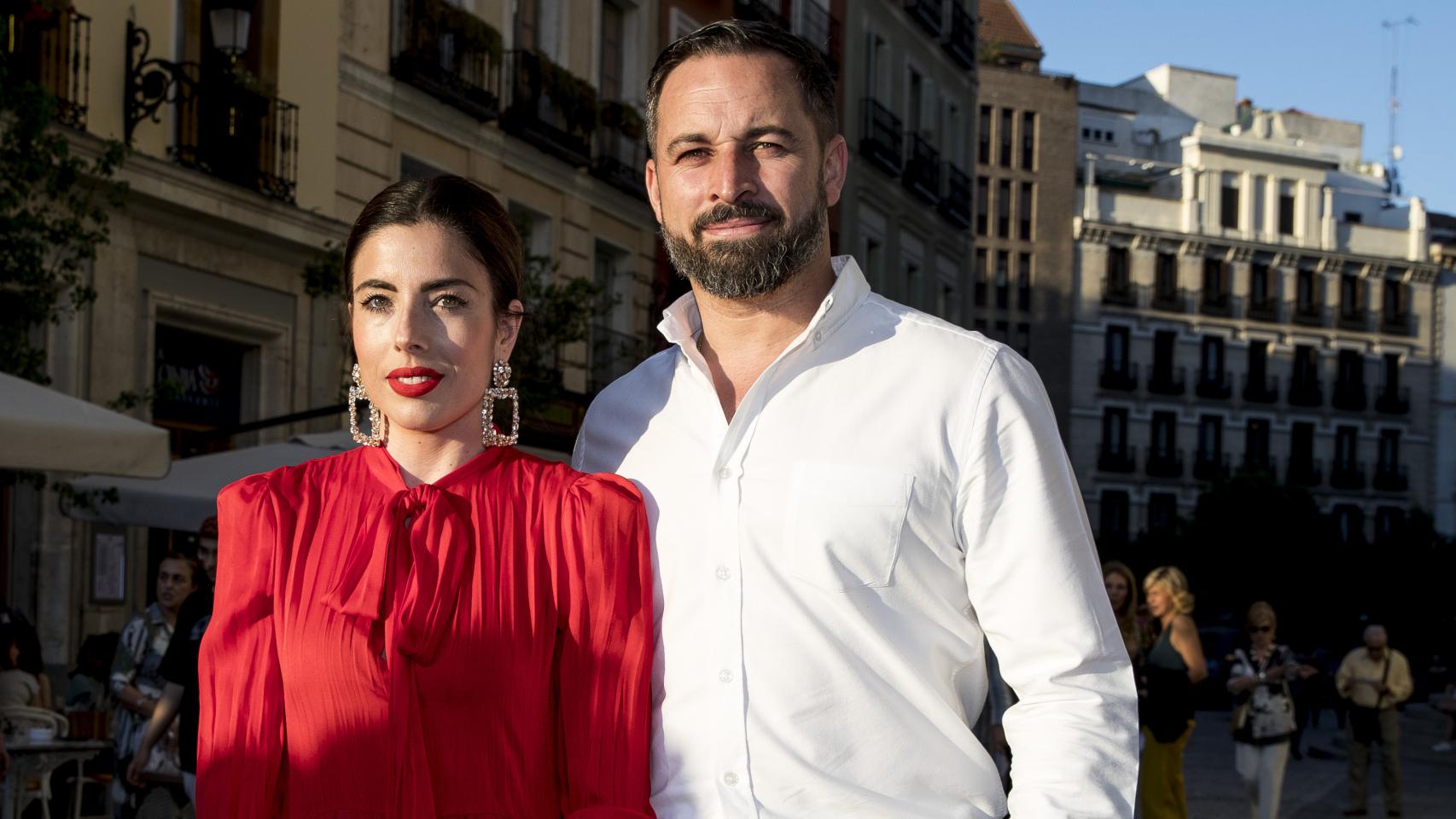 Imágenes del día: el curioso libro infantil que lee la hija de Lidia Bedman y Santiago Abascal