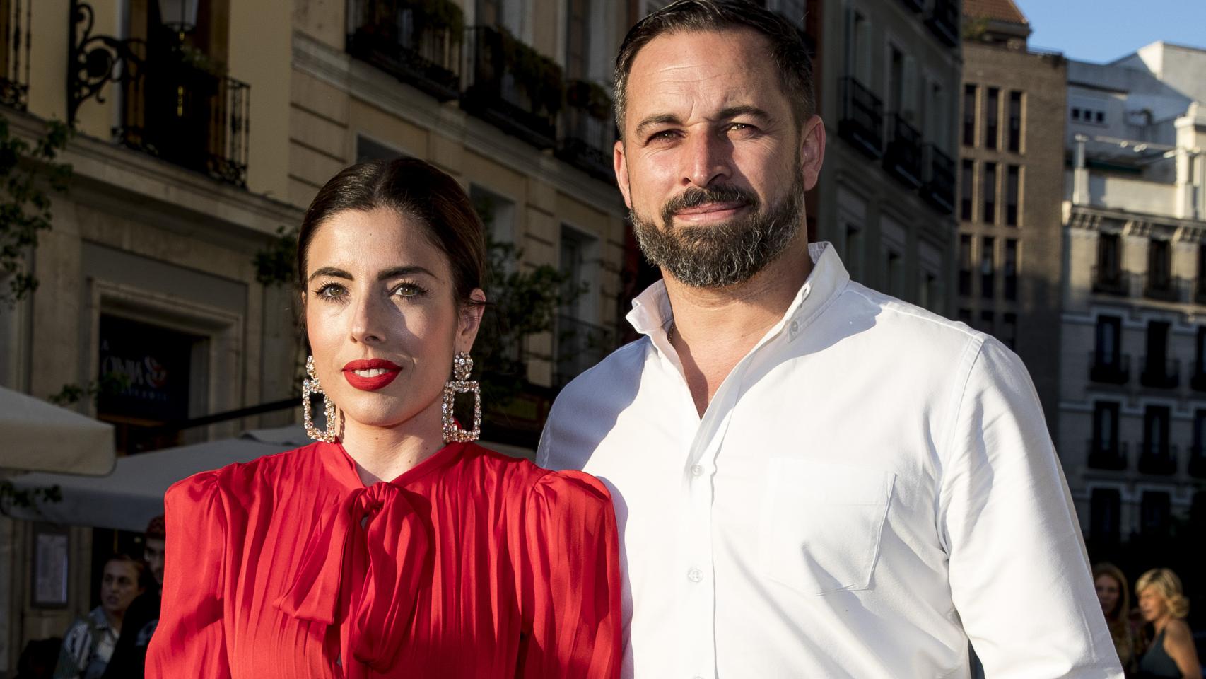 Imágenes del día: el curioso libro infantil que lee la hija de Lidia Bedman y Santiago Abascal