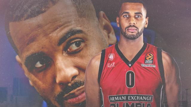 Brandon Davies presentado por Olimpia Milan