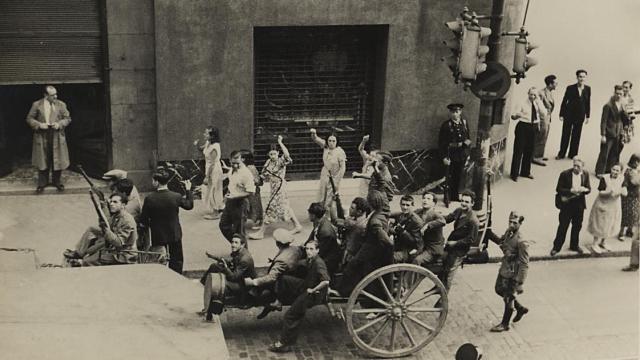 Mujeres saludando a los milicianos que regresan de Carabanchel. / Archivos Estatales