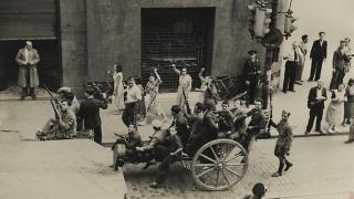 Mujeres saludando a los milicianos que regresan de Carabanchel. / Archivos Estatales