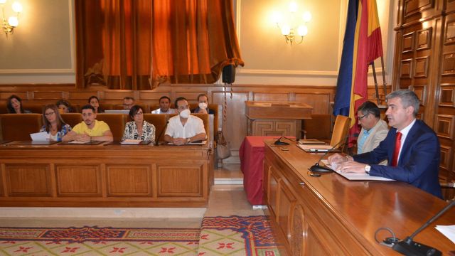 Álvaro Gutiérrez (derecha), presidente de la Diputación de Toledo, durante el pleno de este viernes.
