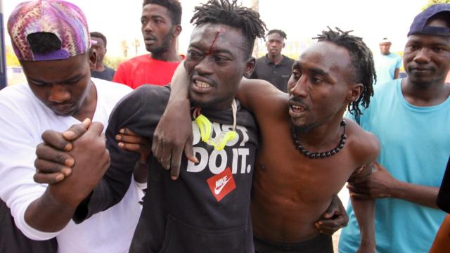 EuropaPress_4536621_varios_migrantes_dirigen_centro_temporal_inmigrantes_ceti_despues_saltar