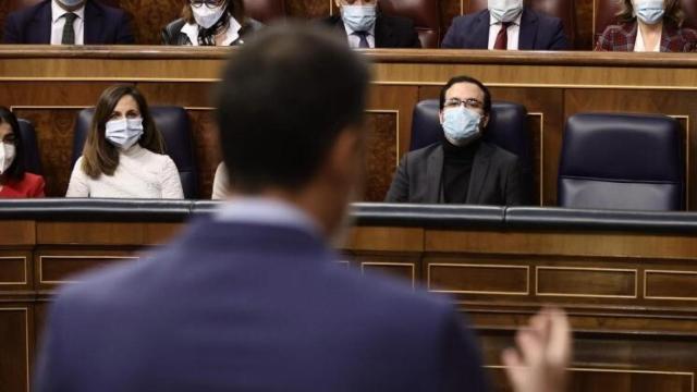 Pedro Sánchez, observado por la ministra Ione Belarra, en un pleno del Congreso.