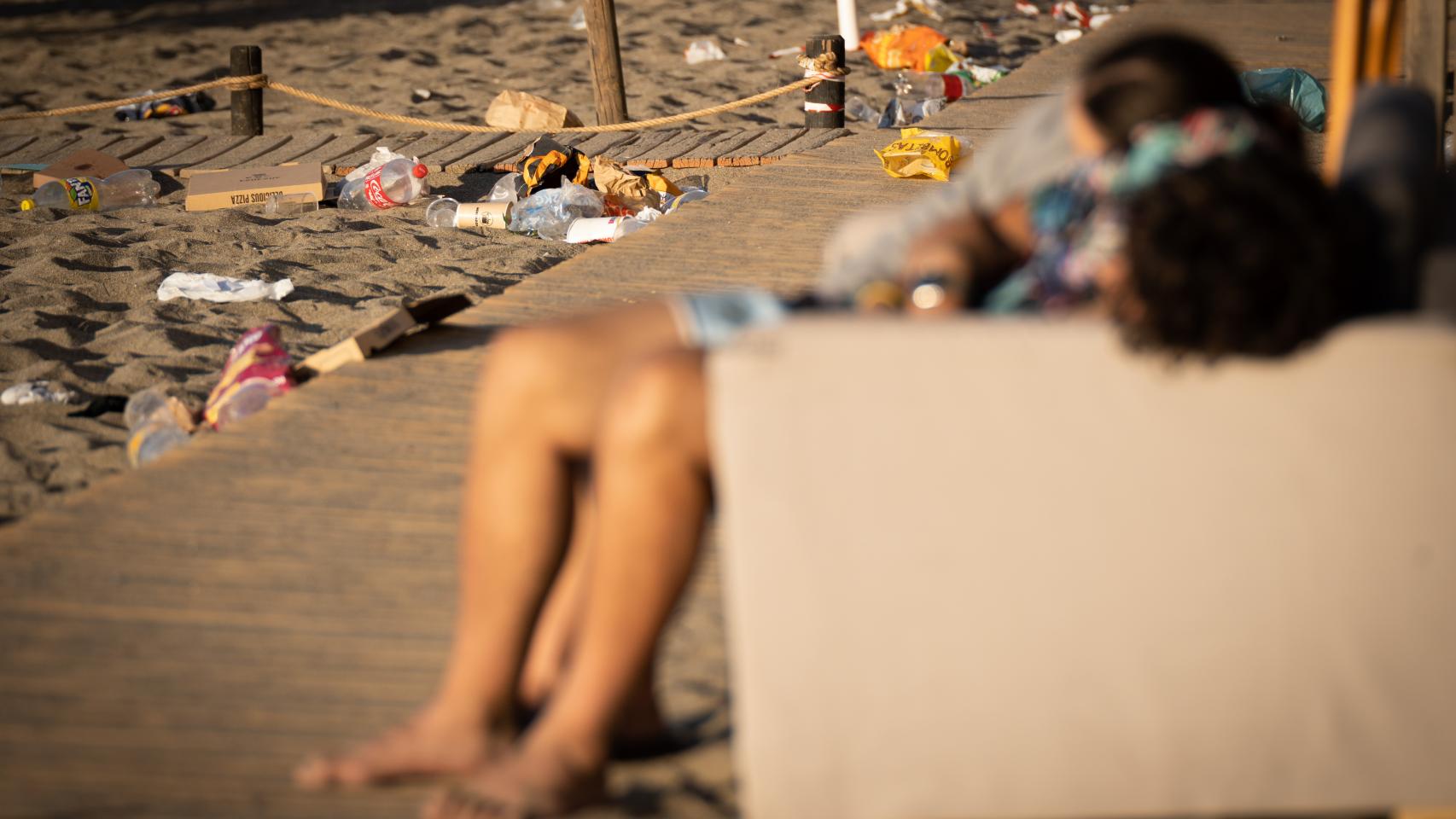 Una pareja, dormida en unos sillones.