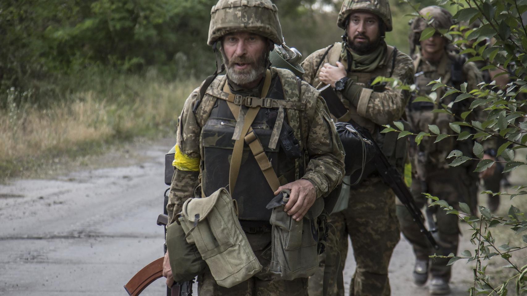 Soldados ucranianos se dirigen a tomar posiciones en Severodonetsk, ya cercada por Rusia, en una imagen tomada esta semana