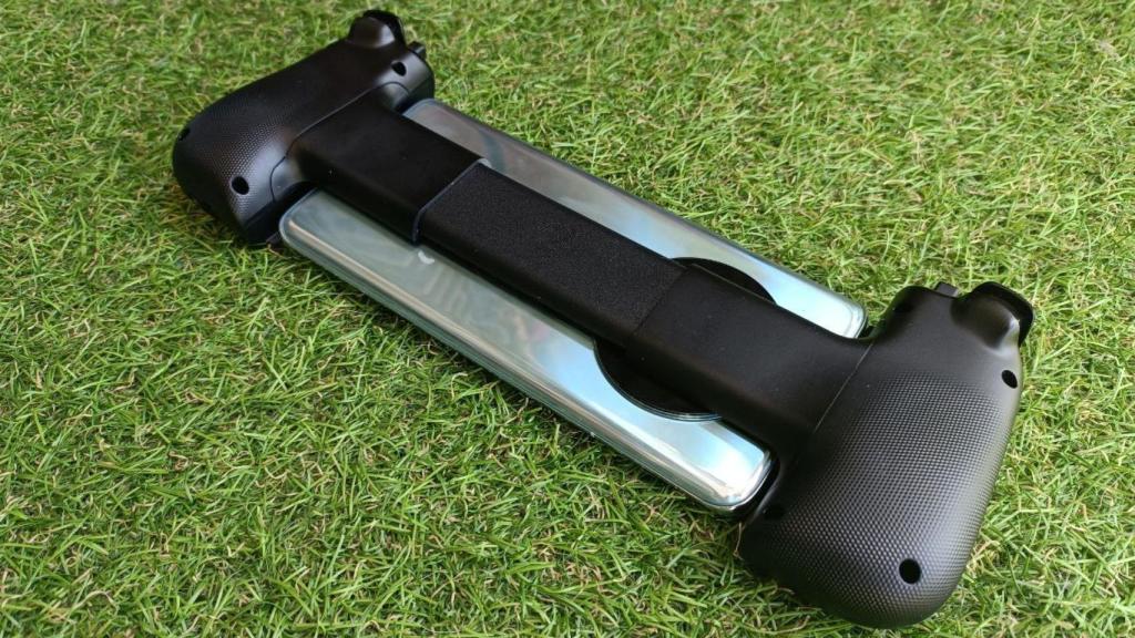 La parte trasera cuenta con un buen agarre y ergonomía