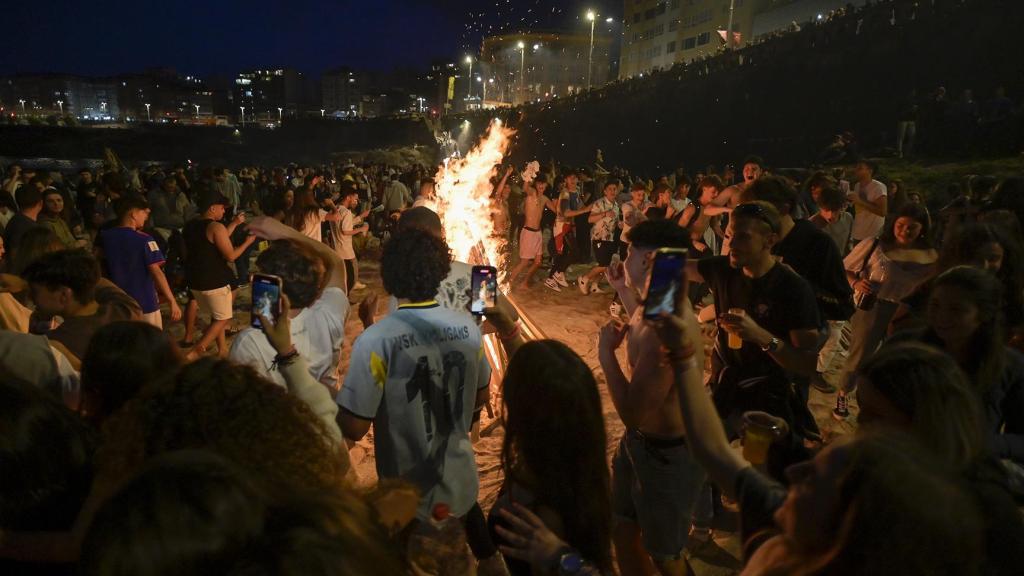 Centenares de personas frente a una hoguera en la noche de San Juan en 2022 en A Coruña.