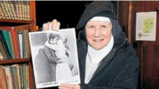 Dolores Hart, la primera actriz que besó a Elvis y hoy es monja de clausura: Nos sonrojamos los dos