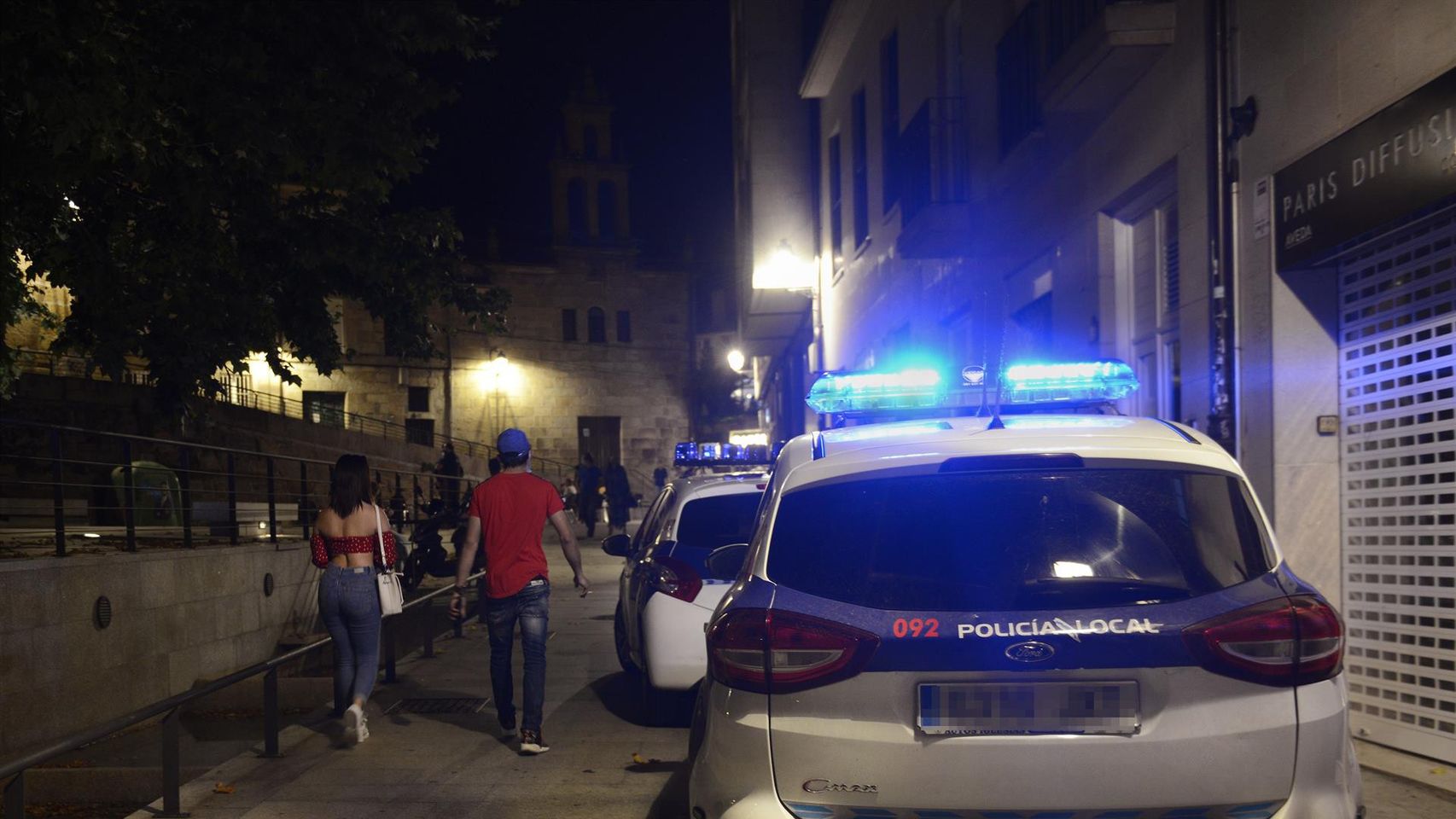 Dos vehículos de la Policía Local en el parque de las Mercedes, en Ourense.
