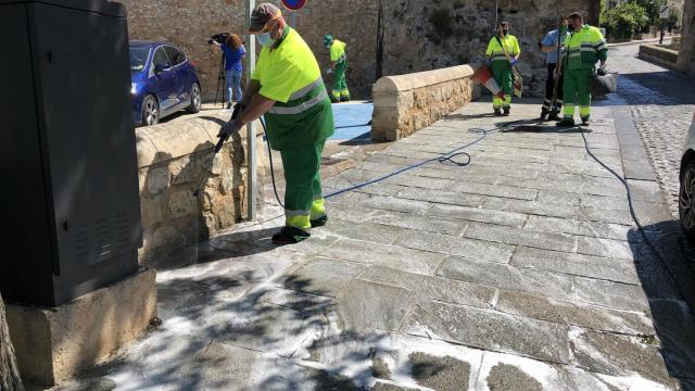 Unos operarios de la limpieza trabajan en la ciudad de Cuenca.