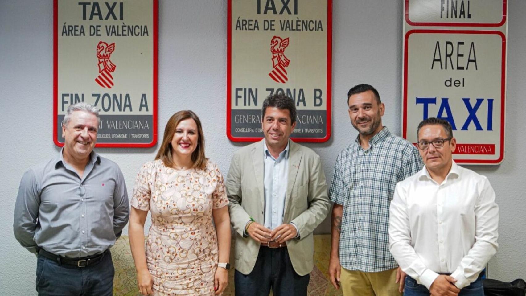 Un momento del encuentro entre representantes del PPCV y el sector del taxi.