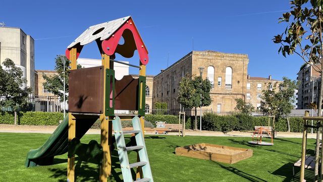 Juegos infantiles en el barrio de San Bernardo en Salamanca