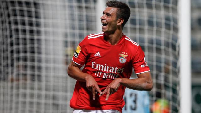 Henrique Araújo celebra el gol que marcó en su debut con el Benfica