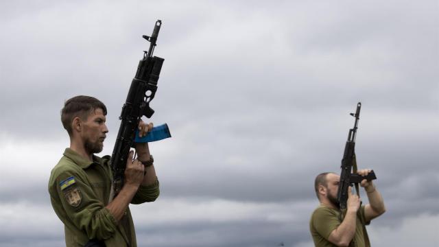 Funeral de soldado ucraniano que murió a causa de la artillería de Rusia.