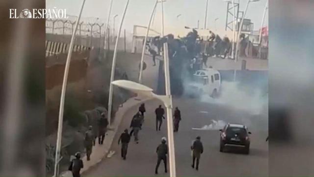 Así fue la avalancha en la que han muerto una treintena de inmigrantes en Melilla