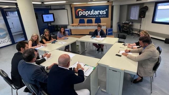 Mazón con representantes de Concapa y de la Plataforma por la Religión en la Escuela Pública.