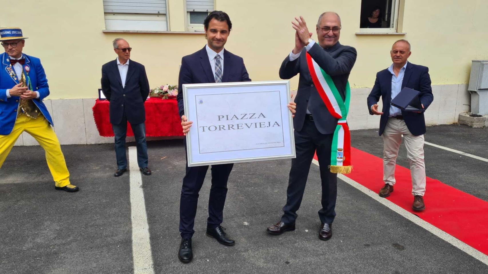 El alcalde Dolón sostiene la placa ante el aplauso del alcalde de Faleria, Walter Salvadori