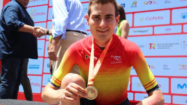 Carlos Rodríguez, con la medalla de oro de campeón de España de ciclismo.