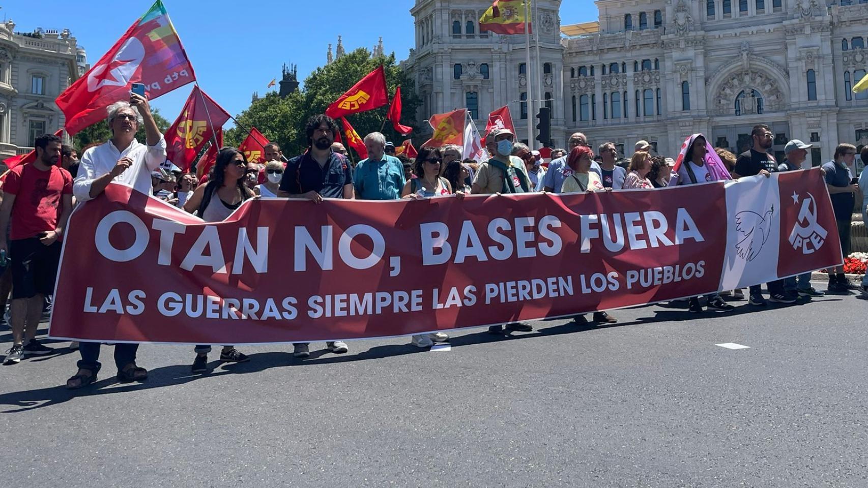 Algunos de los manifestantes contra la OTAN