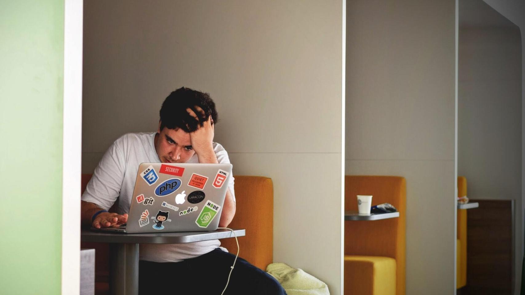 Imagen de recurso de un joven trabajando.