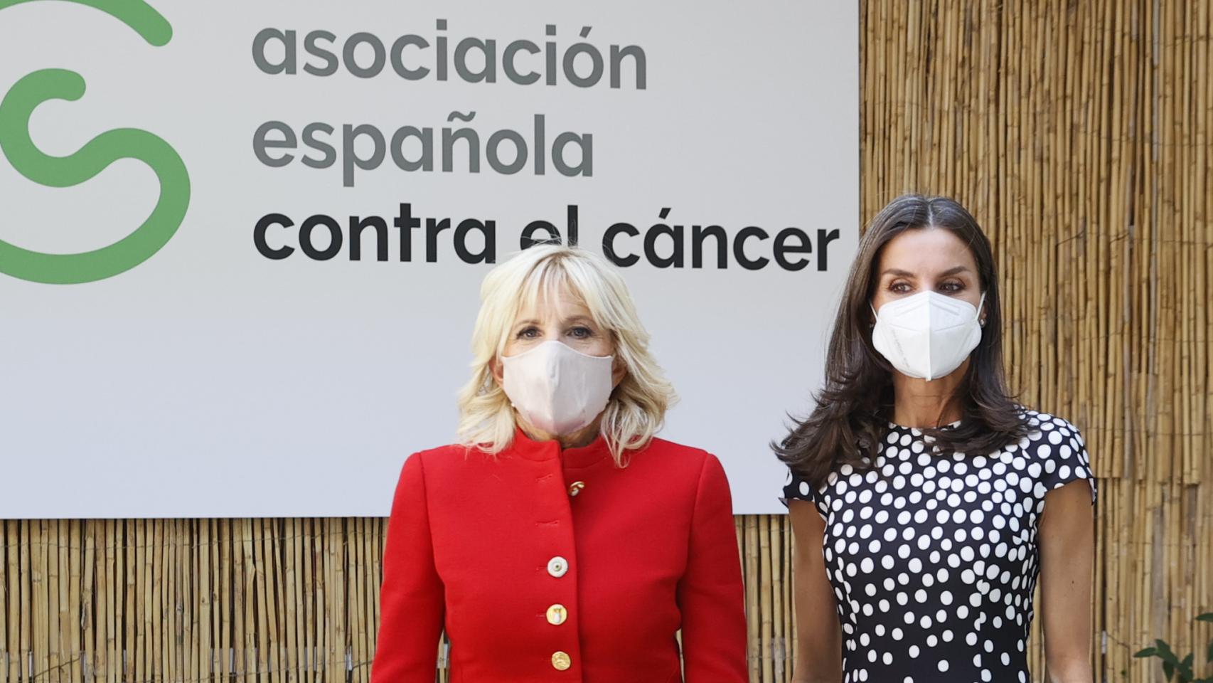 Jill Biden y la reina Letizia en su visita a la Asociación Española Contra el Cáncer.