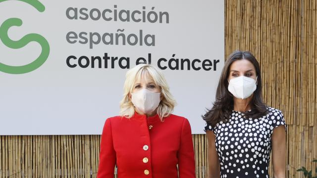 Jill Biden y la reina Letizia en su visita a la Asociación Española Contra el Cáncer.