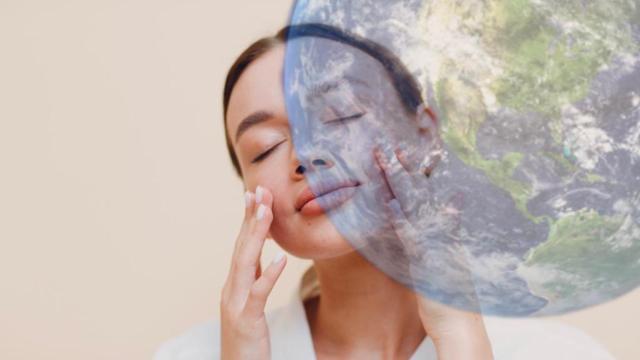 Imagen de archivo: una mujer poniéndose una crema que cuida del medio ambiente