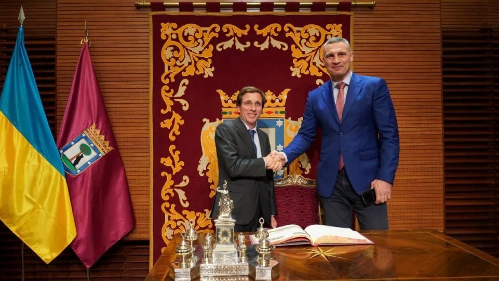 El alcalde de Madrid, José Luis Martínez-Almeida, con su homólogo en Kiev, Vitali Klitschko.