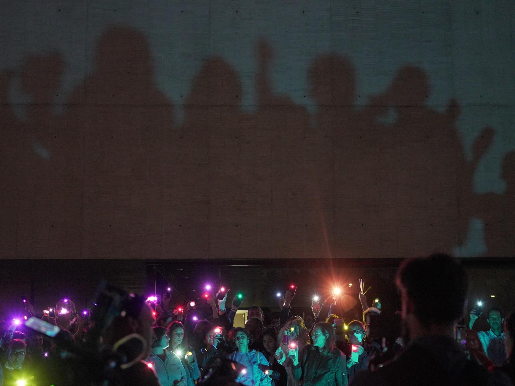 La plataforma LGTBI Pinta con luz de colores la fachada de las Cortes