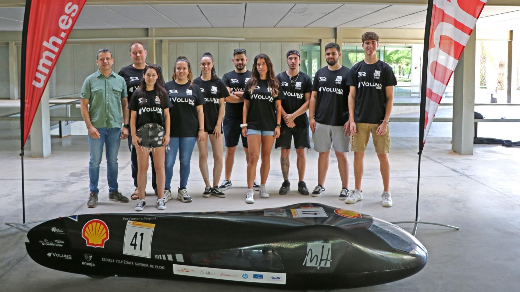 El vehículo Dàtil'22' junto con los estudiantes que lo han fabricado.