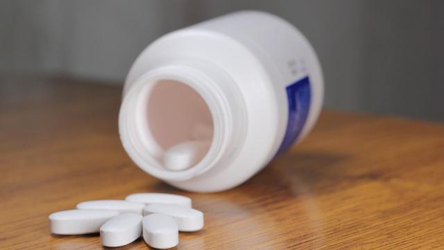 Una píldoras encima de una mesa.