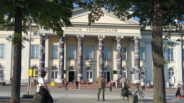 Columnas del Friedericianum con los dibujos de Dan Perjovschi. En primer plano, los árboles plantados por Joseph Beuys hace 40 años. Foto: A. Calvo Ulloa