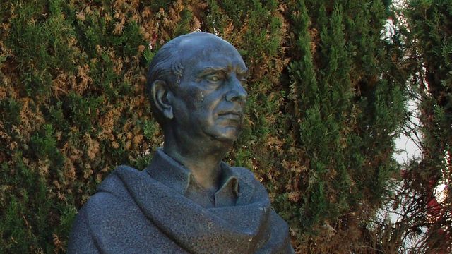 Detalle de un monumento a José María Pemán levantado en Cádiz