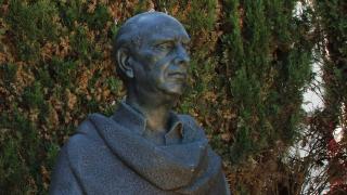 Detalle de un monumento a José María Pemán levantado en Cádiz