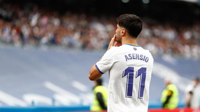 Marco Asensio celebra un gol ante la grada del Santiago Bernabéu