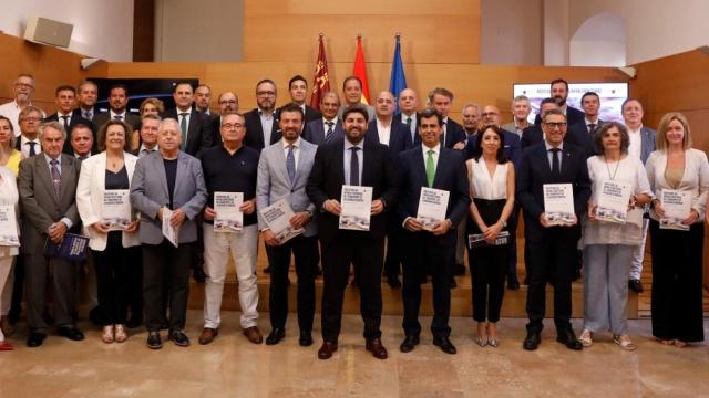 El presidente de la Región de Murcia, Fernando López Miras (c), este lunes, tras firmar con 37 entidades económicas y sociales el Pacto por las Infraestructuras de Transporte de la Región.