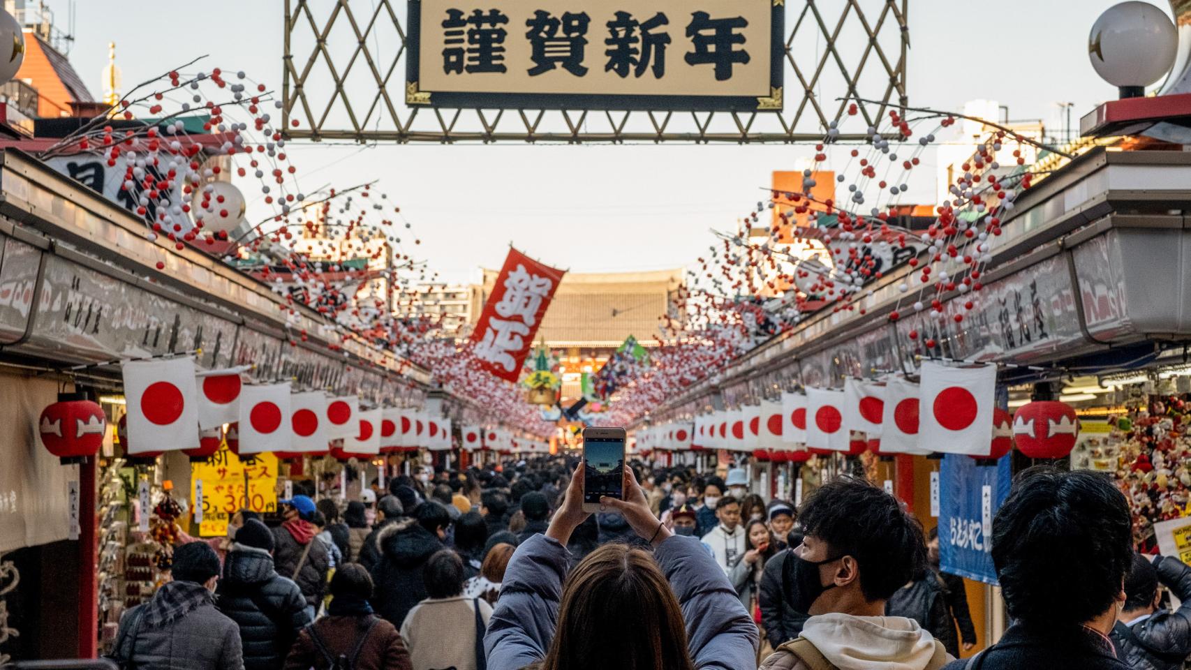Visitantes en el templo budista de Sensoji celebrando el año nuevo japonés.