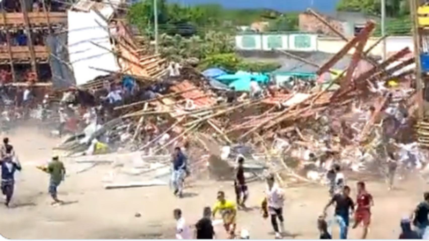 Imagen del desplome de una de las gradas de la plaza de toros del municipio colombiano de El Espinal.